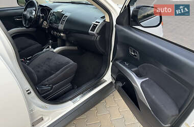 Позашляховик / Кросовер Mitsubishi Outlander 2012 в 