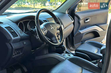 Внедорожник / Кроссовер Mitsubishi Outlander 2011 в 