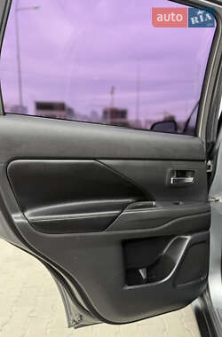 Позашляховик / Кросовер Mitsubishi Outlander 2013 в 