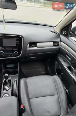 Позашляховик / Кросовер Mitsubishi Outlander 2013 в 