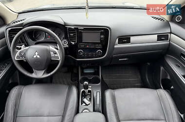 Позашляховик / Кросовер Mitsubishi Outlander 2013 в 