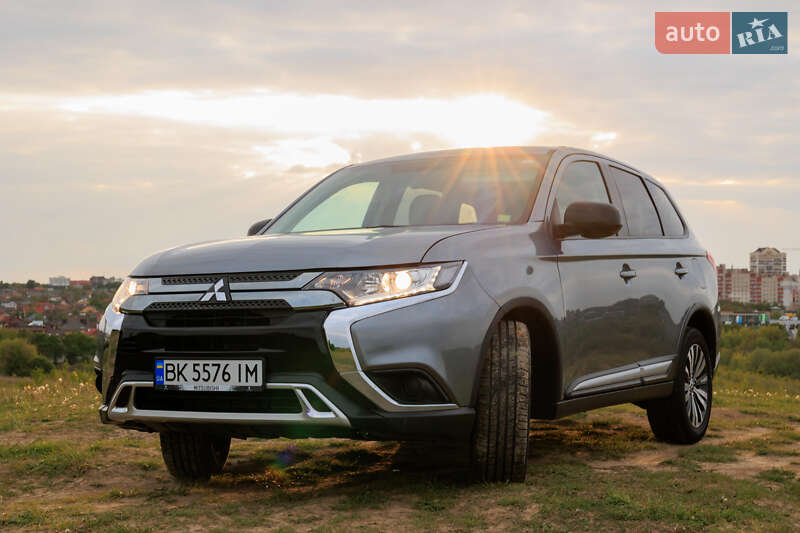 Внедорожник / Кроссовер Mitsubishi Outlander 2019 в 