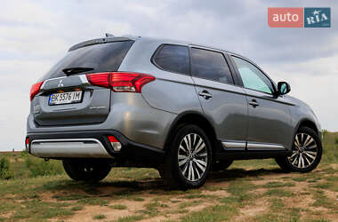 Внедорожник / Кроссовер Mitsubishi Outlander 2019 в 