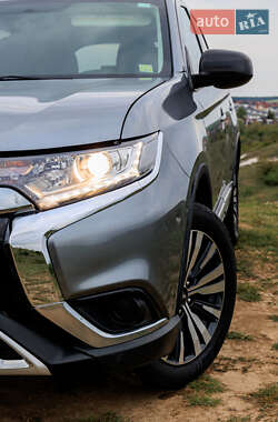 Внедорожник / Кроссовер Mitsubishi Outlander 2019 в 