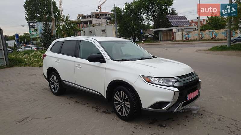 Внедорожник / Кроссовер Mitsubishi Outlander 2020 в 
