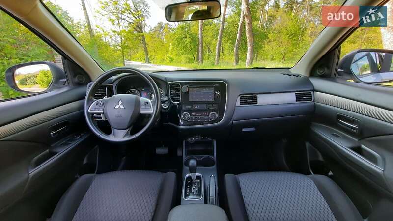 Позашляховик / Кросовер Mitsubishi Outlander 2013 в 