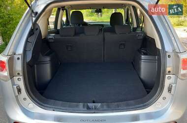 Позашляховик / Кросовер Mitsubishi Outlander 2013 в 