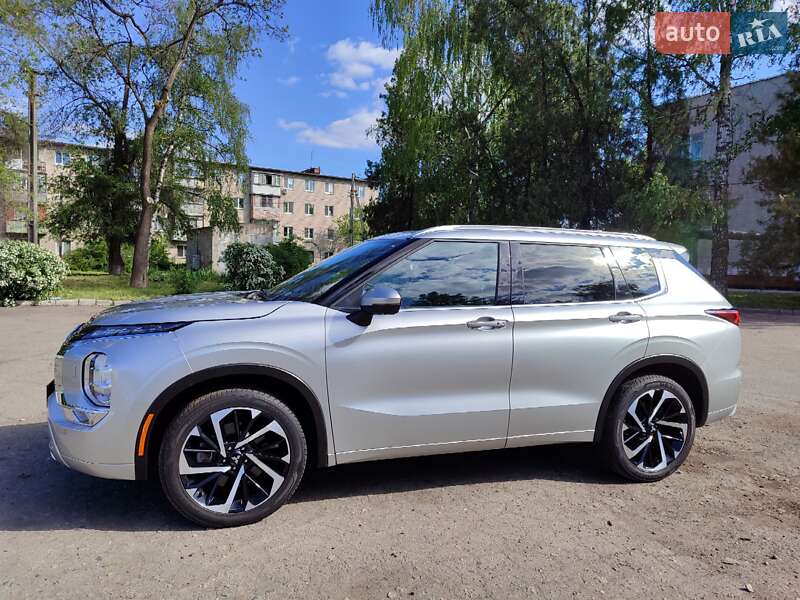 Внедорожник / Кроссовер Mitsubishi Outlander 2022 в 