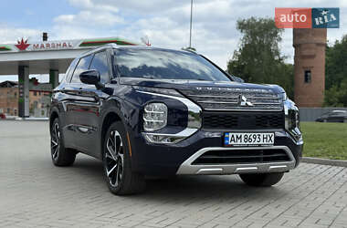 Позашляховик / Кросовер Mitsubishi Outlander 2022 в 