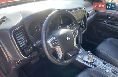 Позашляховик / Кросовер Mitsubishi Outlander 2019 в 