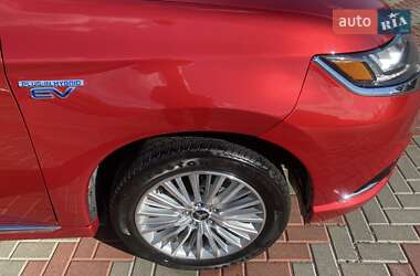 Позашляховик / Кросовер Mitsubishi Outlander 2019 в 
