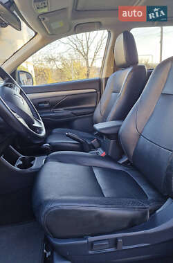 Позашляховик / Кросовер Mitsubishi Outlander 2013 в 