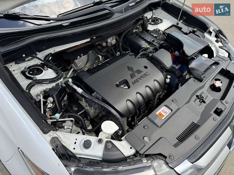 Внедорожник / Кроссовер Mitsubishi Outlander 2016 в Одессе