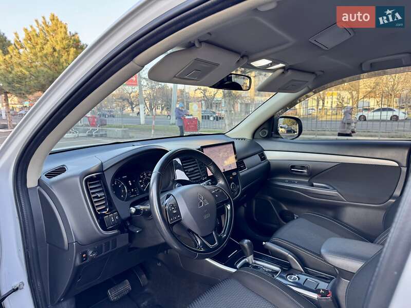 Внедорожник / Кроссовер Mitsubishi Outlander 2016 в Одессе