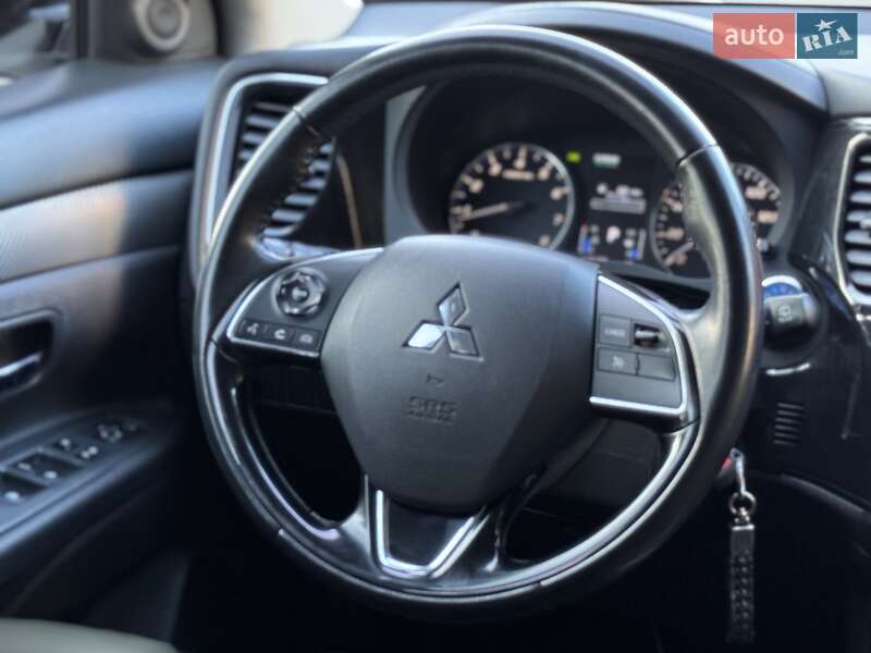 Внедорожник / Кроссовер Mitsubishi Outlander 2016 в Одессе