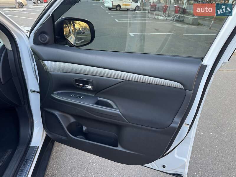 Внедорожник / Кроссовер Mitsubishi Outlander 2016 в Одессе