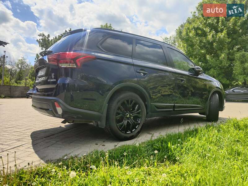 Позашляховик / Кросовер Mitsubishi Outlander 2018 в 