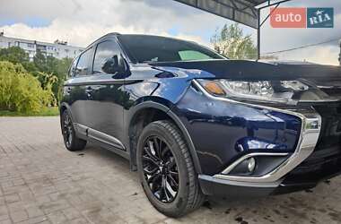 Позашляховик / Кросовер Mitsubishi Outlander 2018 в 