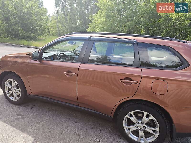 Позашляховик / Кросовер Mitsubishi Outlander 2013 в Києві