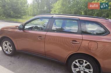 Внедорожник / Кроссовер Mitsubishi Outlander 2013 в 