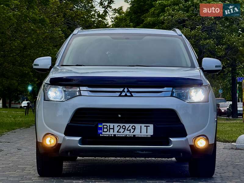 Позашляховик / Кросовер Mitsubishi Outlander 2015 в Одесі