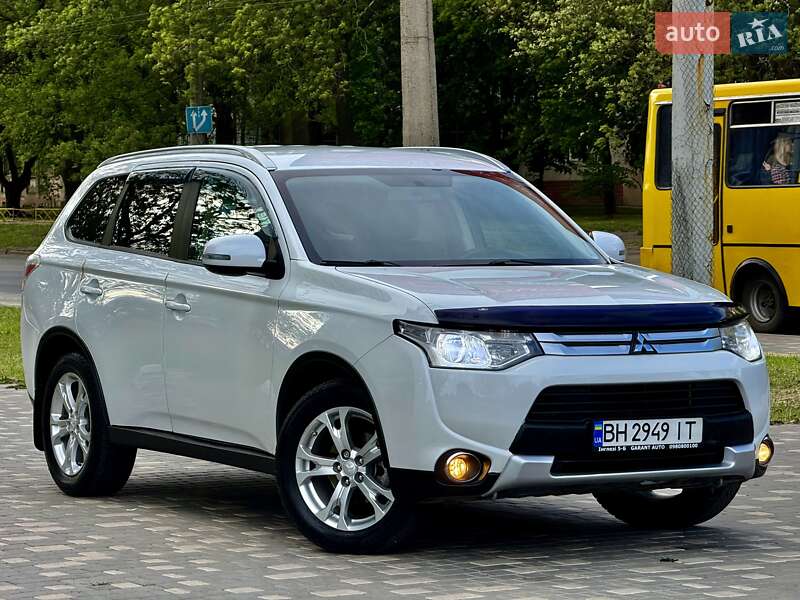 Позашляховик / Кросовер Mitsubishi Outlander 2015 в Одесі