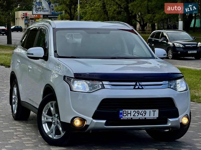 Позашляховик / Кросовер Mitsubishi Outlander 2015 в Одесі