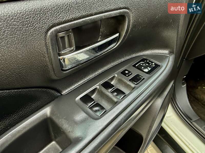 Позашляховик / Кросовер Mitsubishi Outlander 2015 в Одесі
