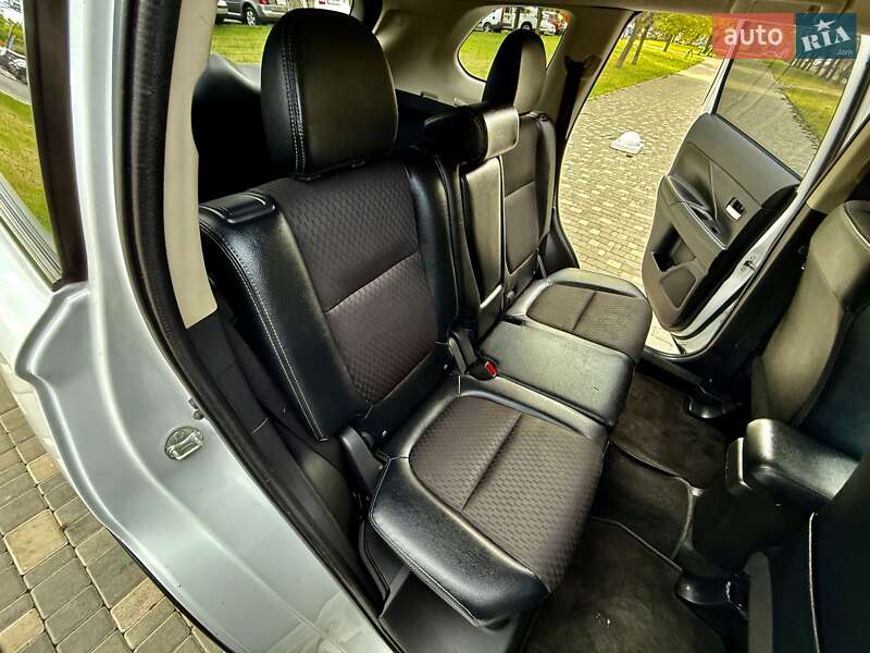 Позашляховик / Кросовер Mitsubishi Outlander 2015 в Одесі
