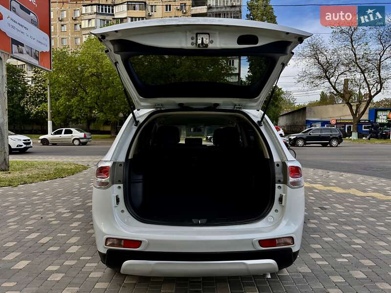 Позашляховик / Кросовер Mitsubishi Outlander 2015 в Одесі