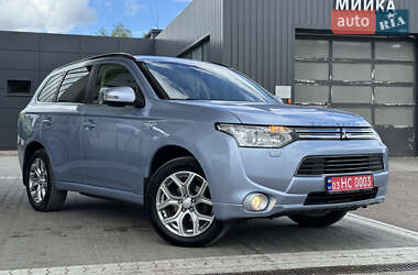 Внедорожник / Кроссовер Mitsubishi Outlander 2014 в 