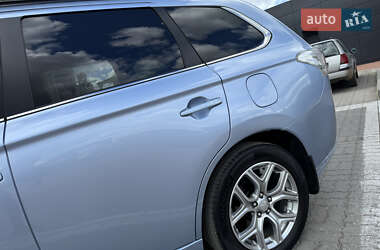 Внедорожник / Кроссовер Mitsubishi Outlander 2014 в 