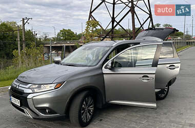 Внедорожник / Кроссовер Mitsubishi Outlander 2020 в 