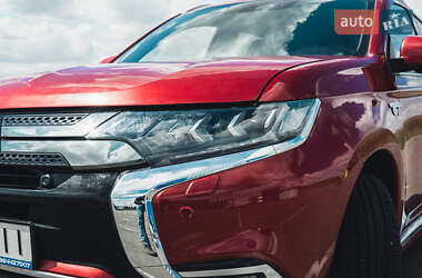Позашляховик / Кросовер Mitsubishi Outlander 2018 в 