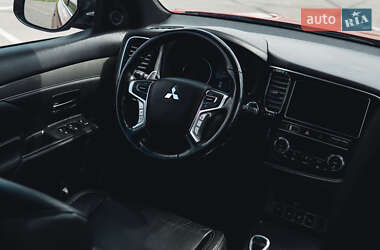 Позашляховик / Кросовер Mitsubishi Outlander 2018 в 