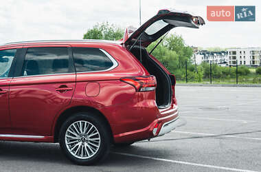 Позашляховик / Кросовер Mitsubishi Outlander 2018 в 