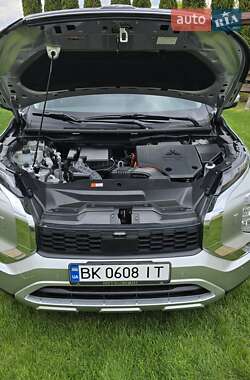 Внедорожник / Кроссовер Mitsubishi Outlander 2023 в 