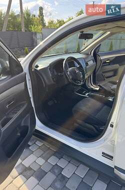 Внедорожник / Кроссовер Mitsubishi Outlander 2017 в 