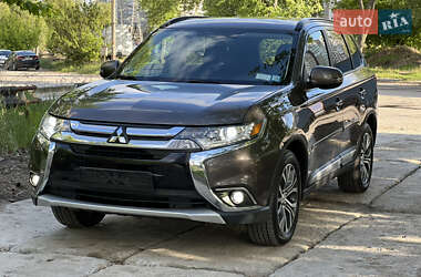 Внедорожник / Кроссовер Mitsubishi Outlander 2016 в Киеве