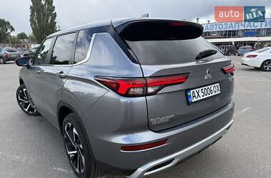 Внедорожник / Кроссовер Mitsubishi Outlander 2023 в 