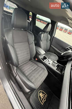 Внедорожник / Кроссовер Mitsubishi Outlander 2023 в 