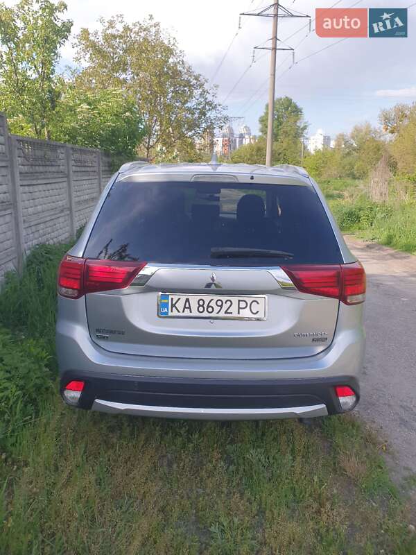 Позашляховик / Кросовер Mitsubishi Outlander 2016 в Києві