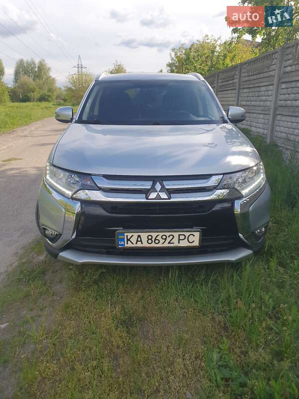 Позашляховик / Кросовер Mitsubishi Outlander 2016 в Києві