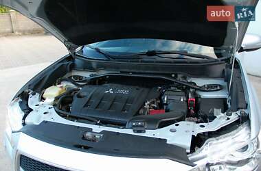 Позашляховик / Кросовер Mitsubishi Outlander 2011 в 