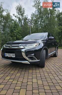 Внедорожник / Кроссовер Mitsubishi Outlander 2016 в 