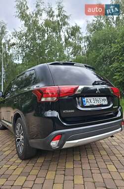 Внедорожник / Кроссовер Mitsubishi Outlander 2016 в 