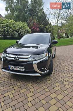 Внедорожник / Кроссовер Mitsubishi Outlander 2016 в 