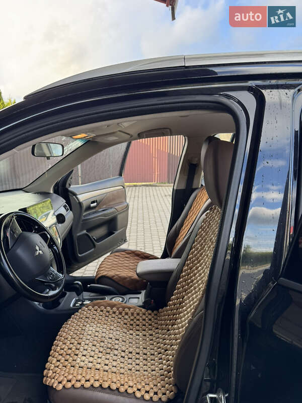 Внедорожник / Кроссовер Mitsubishi Outlander 2016 в Яремче