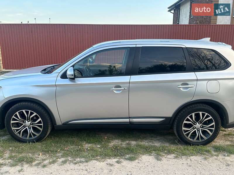 Внедорожник / Кроссовер Mitsubishi Outlander 2017 в Киеве