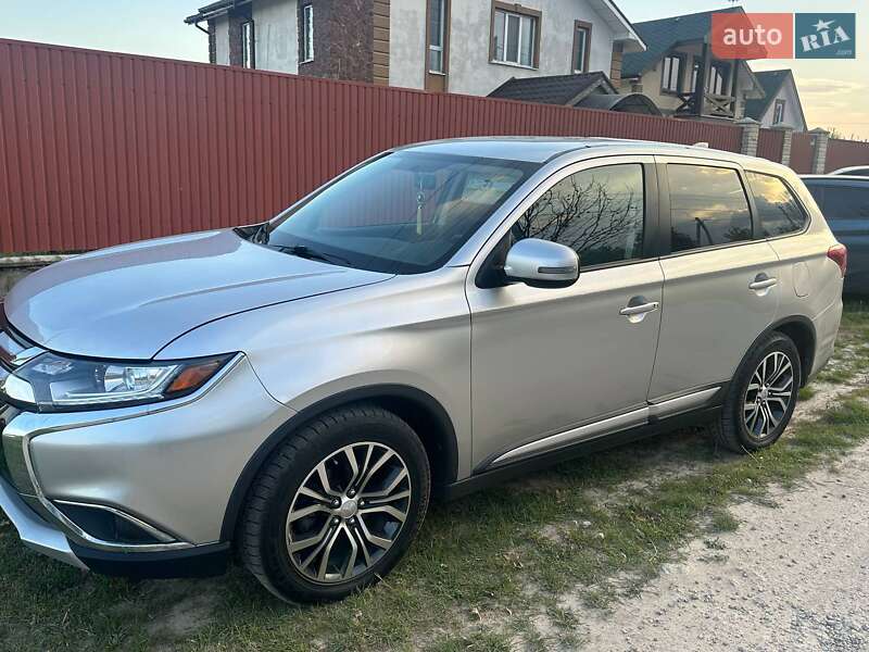 Внедорожник / Кроссовер Mitsubishi Outlander 2017 в Киеве